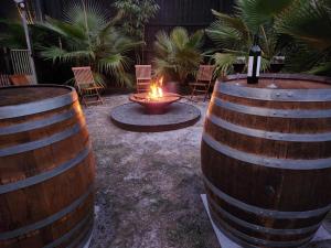 尼尔森湾Cool Change Accommodation And Venue Hire的庭院里两个带火的酒桶