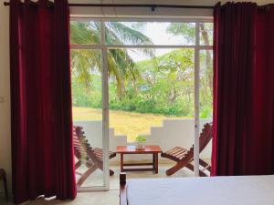 蒂瑟默哈拉默Sakalya Lake View的客房设有带椅子和桌子的大窗户。