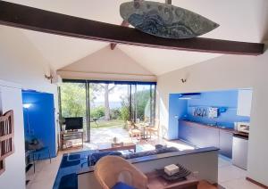 谭伯连山Sky Island Studios的客厅设有蓝色的墙壁和大窗户