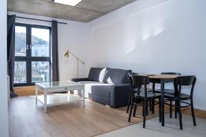格丁尼亚Apartamenty Przystanek Morska的客厅配有沙发和桌子