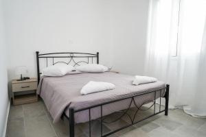 卡尔扎迈纳The blackbird house的一间卧室配有一张带两个枕头的床