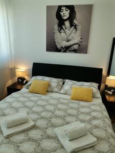 奥西耶克Apartman Katja的一间卧室配有一张床,上面有两条毛巾