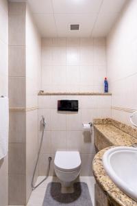 迪拜Veer Apartments - 82nd Floor Princess Tower - Palm View的一间带卫生间和水槽的浴室