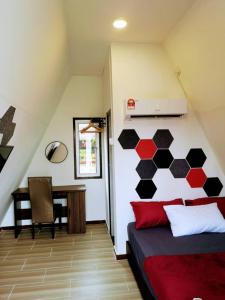 甘榜甘马挽Red Triangle Cottage Roomstay的一间设有床铺和桌子的房间