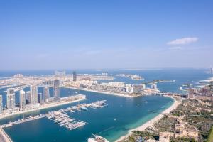 迪拜Veer Apartments - 82nd Floor Princess Tower - Palm View的海港的空中景色,水中有船只
