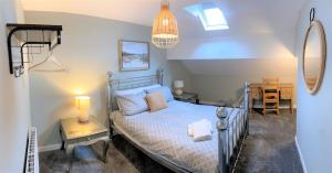 利物浦Beautiful Victorian Townhouse的一间卧室配有一张床、一张桌子和一盏灯