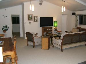 坎布里奇Memory Lane Country Cottage的带沙发和平面电视的客厅