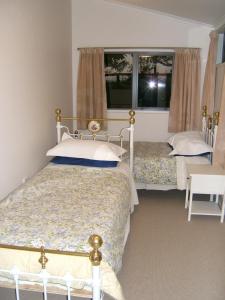 坎布里奇Memory Lane Country Cottage的一间卧室设有两张床和窗户。