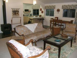 坎布里奇Memory Lane Country Cottage的客厅配有沙发和桌子