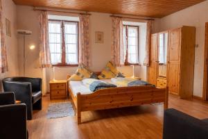 布赖斯高地区施陶芬Gästehaus Kaltenbach的一间带木床的卧室,位于带窗户的客房内