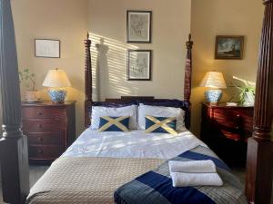 RobyLyndhurst - Victorian villa with heated pool的一间卧室配有蓝色和黄色枕头的床