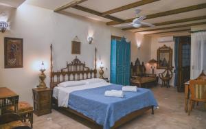 罗希姆诺Hamam Oriental Suites的一间卧室配有一张带蓝色棉被的床
