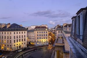巴黎米什莱剧场酒店的享有拥有建筑和街道的城市美景