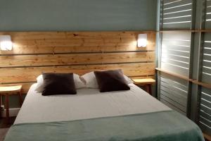 孔佩尔Gîte et chambre d'hôtes Chez Marie的一间卧室配有一张带两个枕头的床