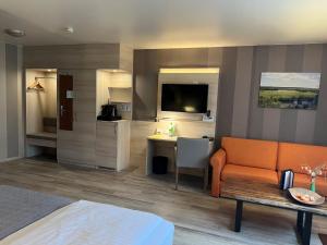 Felchow菲彻沃兰德酒店的酒店客房配有一张床、一张沙发和一张书桌。