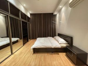 麦纳麦Premium 2 Bedroom Flat的一间卧室配有一张床和一面大镜子