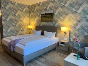 Felchow菲彻沃兰德酒店的一间卧室配有床和壁画
