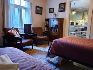 PorrasPortaan Nahkurinverstas的一间卧室设有一张床和一间客厅。