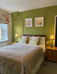 奇平索德伯里贝尔老索德伯里酒店的一间卧室配有一张带两盏灯的床和一扇窗户。