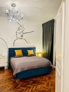 维也纳4 seasons apartment的一间卧室配有蓝色的床和吊灯。