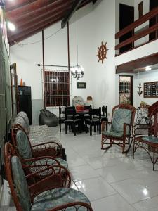 圣佩德罗-达阿尔德亚Casa sonho sonhado的客厅配有摇椅和桌子