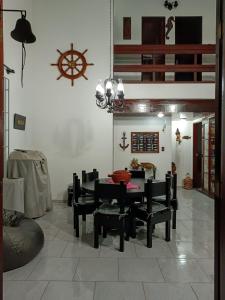 圣佩德罗-达阿尔德亚Casa sonho sonhado的一间带桌子和黑色椅子的用餐室