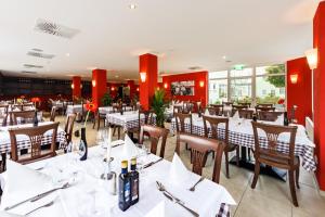 Frankenberg弗兰肯贝格阿可增特酒店的餐厅设有白色的桌子和木椅