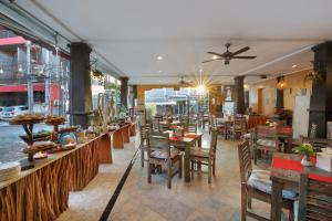 勒吉安Royal Tunjung Hotel & Villa Legian - CHSE Certified的一间带桌椅的用餐室和一间餐厅
