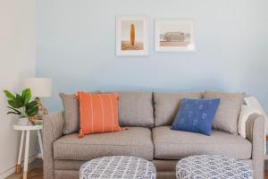 默特尔比奇9 Palms的客厅配有灰色沙发,提供橙色和蓝色枕头