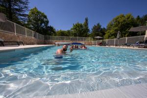 卡斯特拉讷萨斯特拉内农场露营酒店的一个人在游泳池游泳