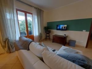 萨尔泰阿诺dimorafelice.sarteano的客厅配有白色沙发和电视