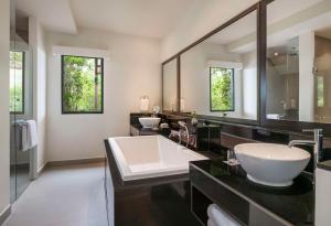 卡马拉海滩Hyatt Regency Phuket Resort - SHA Extra Plus的一间带两个盥洗盆和大镜子的浴室