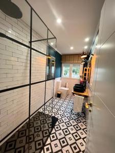 科巴罗La casita de Ouriceira的浴室铺有黑白瓷砖地板。
