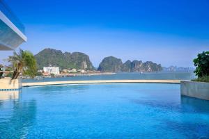 下龙湾下龙湾温德姆传奇酒店的享有海湾景致的蓝色海水游泳池