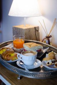 蒙特普齐亚诺Dimora Dell'Erbe Rooms的桌上的早餐食品和咖啡托盘