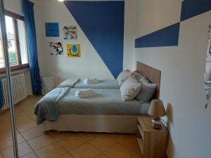 萨尔泰阿诺dimorafelice.sarteano的一间卧室配有蓝色和白色的墙壁。