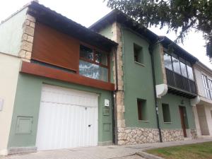 布尔戈斯Casa la Manzanera的街上有白色车库门的房子