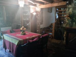 圣巴勃罗-德塞古列斯Hostal La vall的一间房间,桌子上放着水果