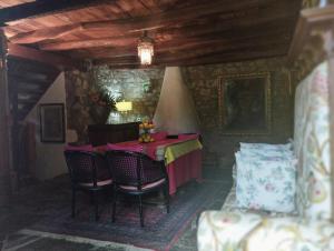 圣巴勃罗-德塞古列斯Hostal La vall的一间用餐室,配有红色的桌子和椅子