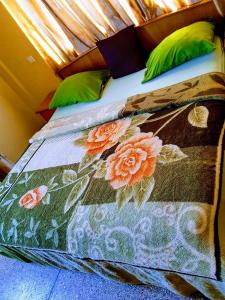 特马Room in Guest room - Renajoe Exclusive Guesthouse Tema Community 9的床上有花被