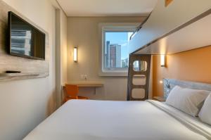 贝洛奥里藏特ibis budget BH Savassi的一间设有大床和窗户的酒店客房