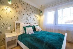 布达佩斯Hillside Lodge的一间卧室配有一张带绿床罩的床