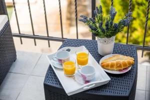 马林斯卡Apartments & Rooms Milcetic D的桌上的早餐盘和橙汁