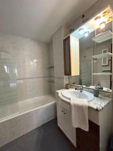 特伦普Allotjament Sanuy a Tremp的浴室配有盥洗盆和浴缸。