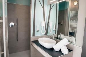 佩斯基耶拉德加达K MODERN HOTEL的一间带水槽和镜子的浴室