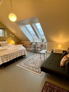 GjernGaestFri Overnatning的一间卧室配有一张床、一张桌子和一张沙发