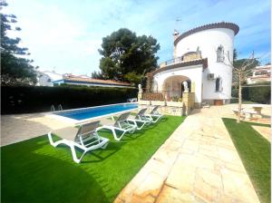 迈阿密普拉特亚Pino Alto Villa Jazmin的庭院中带游泳池的房子