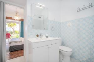 Monte RaposoVivenda Aromas do Algarve的浴室配有白色水槽和卫生间。