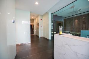 吉隆坡Chill Suites Kuala Lumpur的一间带大理石台面和镜子的浴室