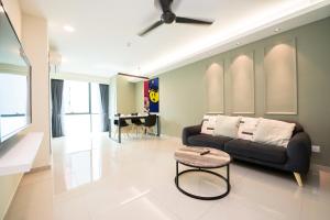 吉隆坡Chill Suites Kuala Lumpur的客厅配有沙发和桌子